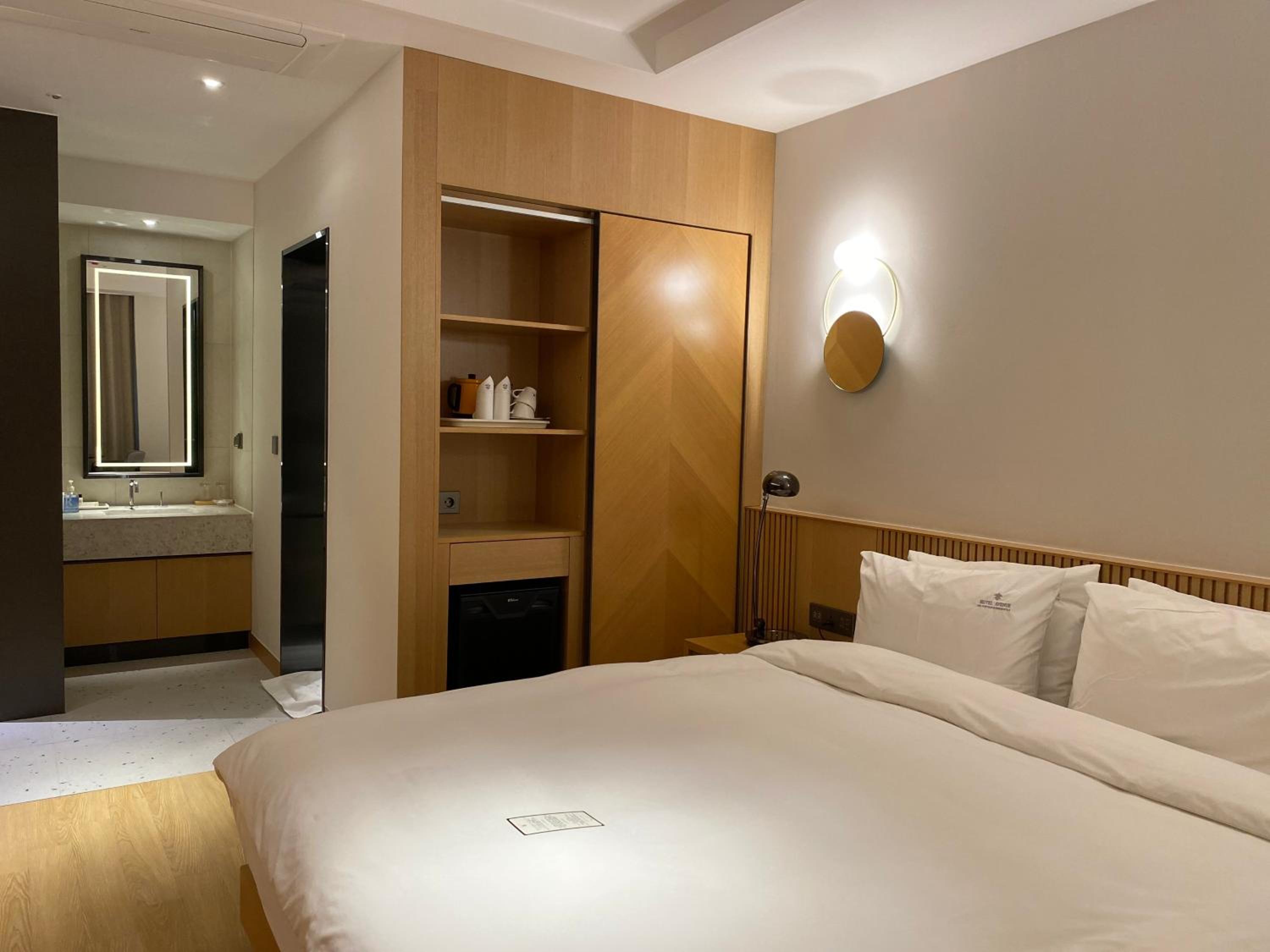 PREMIER, DELUXE, DOUBLE BED