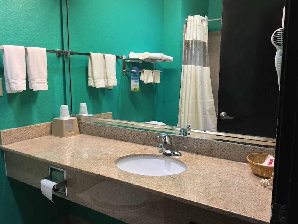Days Inn By Wyndham Kemah 21/56