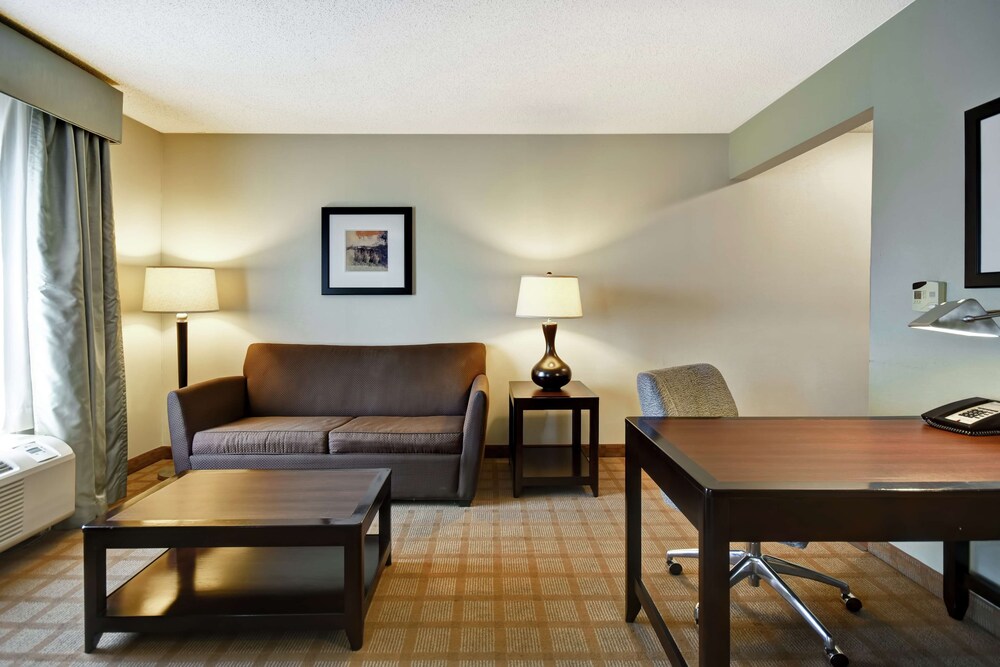 Hampton Inn Suites Detroit Canton 57/89