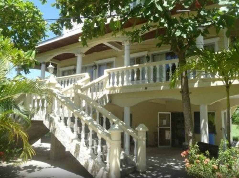 Foster's West Bay Resort 6/69