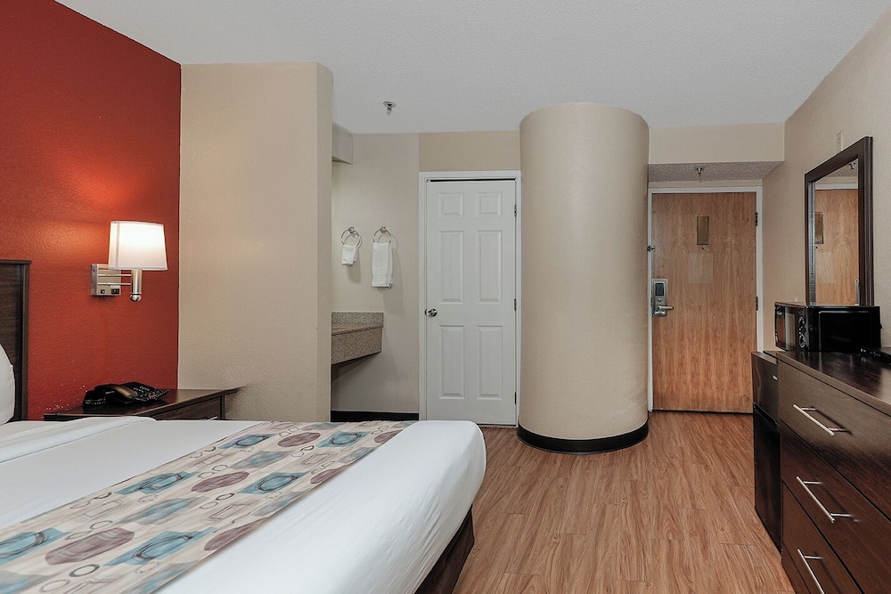 GreenTree Inn Houston IAH Airport 16/48