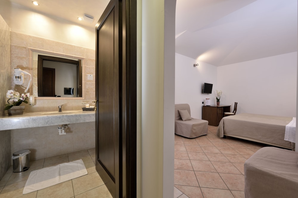 Nicoletta Hotel 24/69