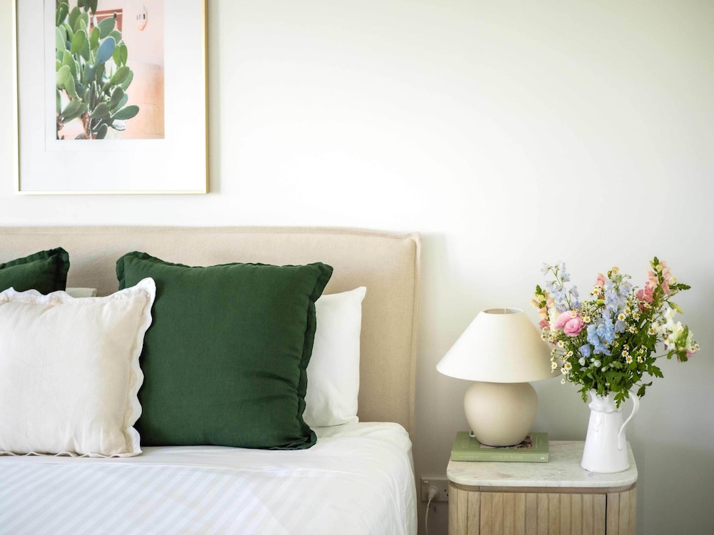 SHEER PLEASURE ACCOMMODATION 22/50