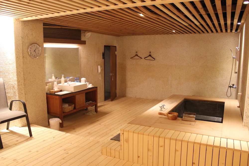 Hoya Hot Springs Resort & Spa 40/65