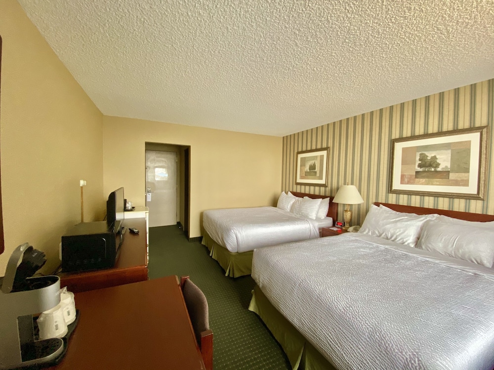 Ramada by Wyndham Whitecourt 14/48