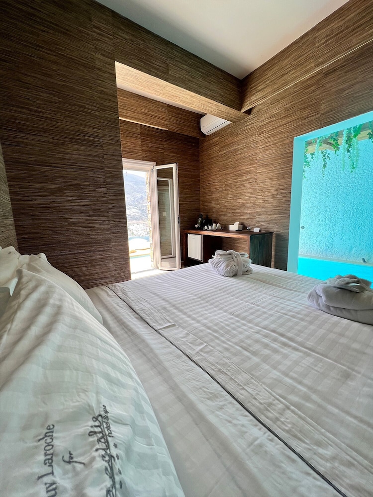 Cave, Pool, Deluxe, King Bed