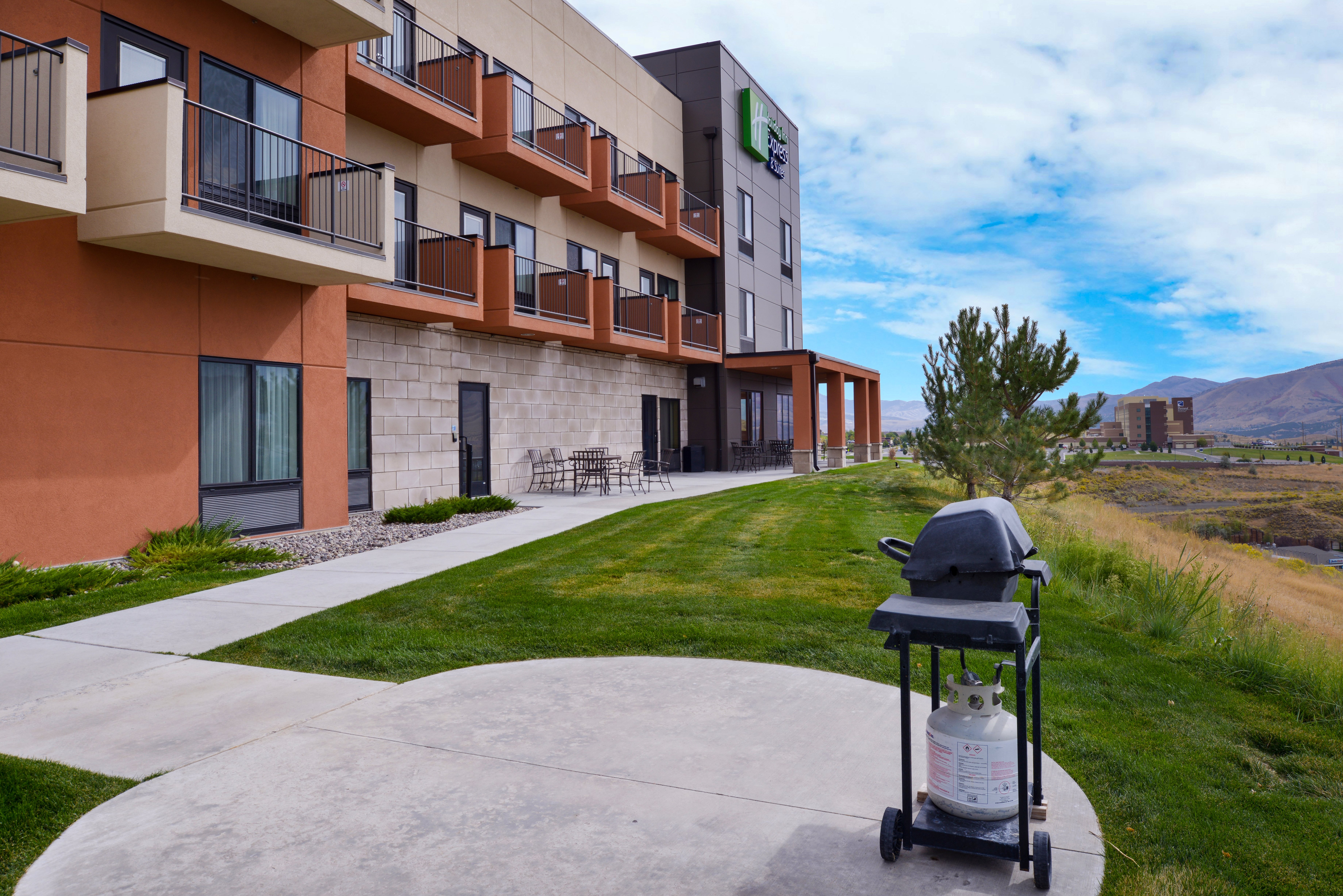 Holiday Inn Express Suites Pocatello 94/97