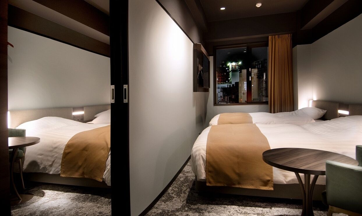 ROOM, TWIN BEDS