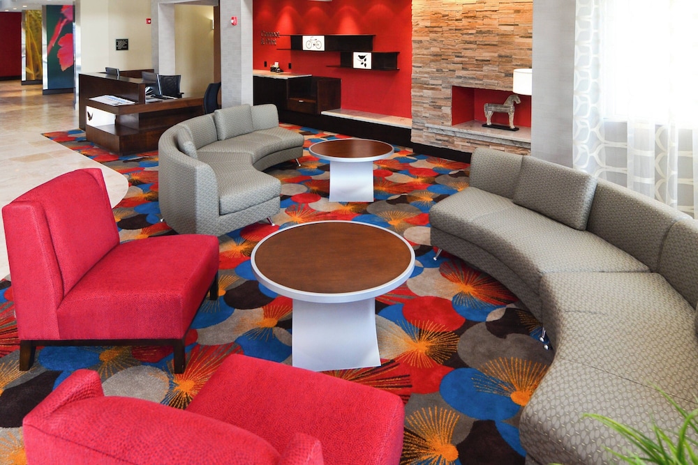Fairfield Inn and Suites by Marriott North Spring 16/27
