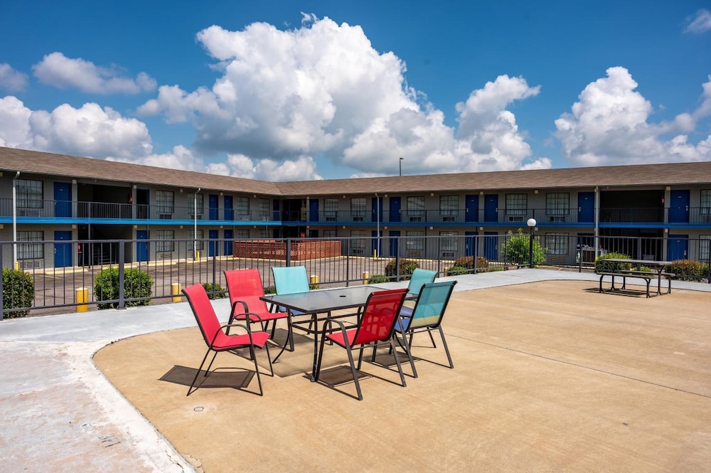 Americas Best Value Inn & Suites - Russellville 3/32