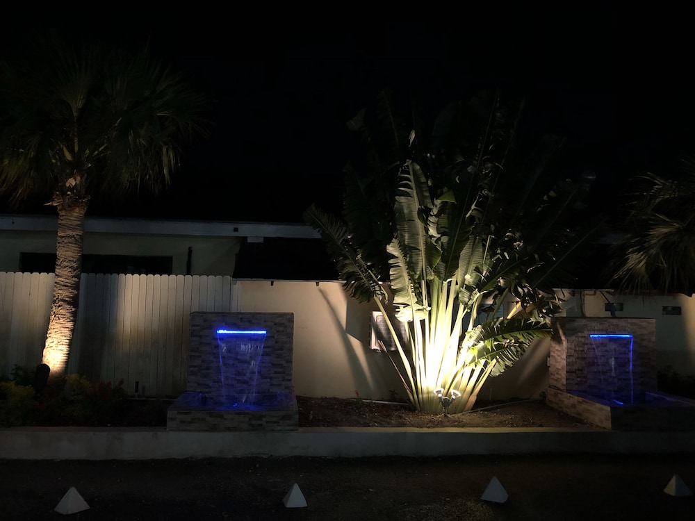 THE COLONY CLUB INN AND SUITES 49/55