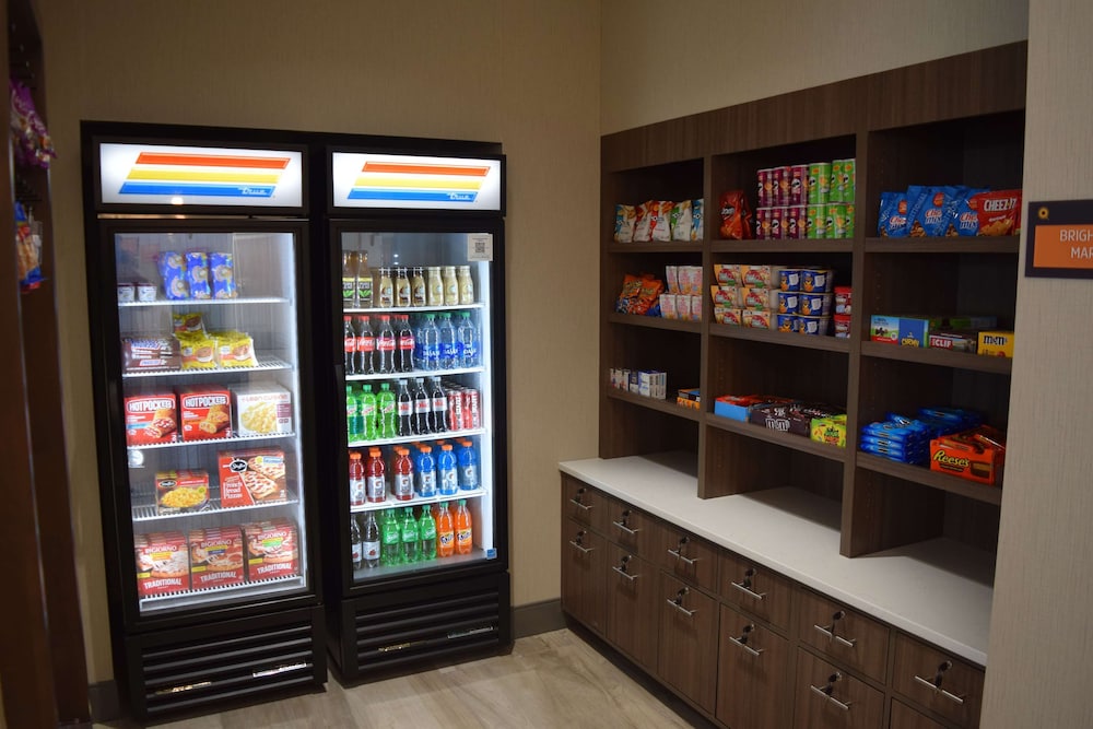 La Quinta Inn & Suites by Wyndham Middletown-Goshen 20/36