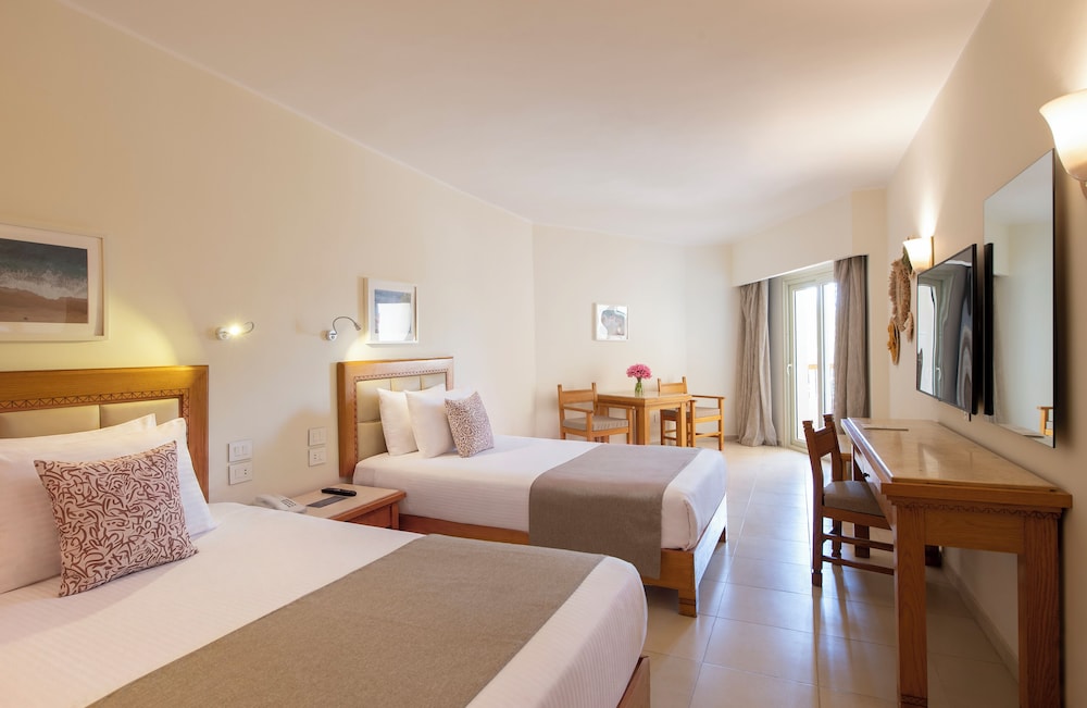 جناح غراند عائلي بسرير كينج وسريرين منفصلين، Fort Arabesque Beach Resort 2/6