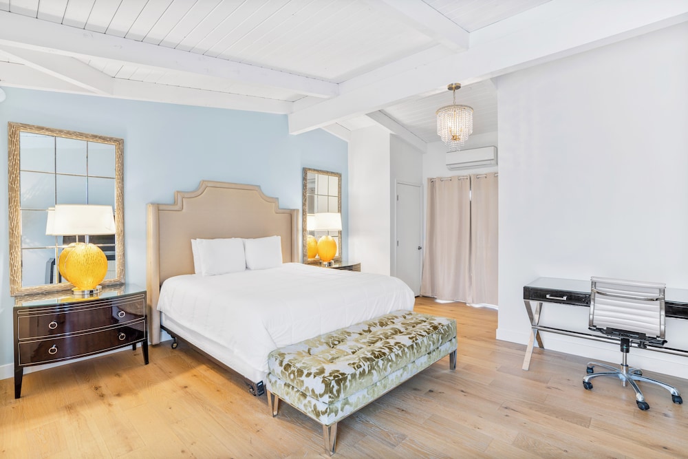 ROOM, KING BED, BALCONY