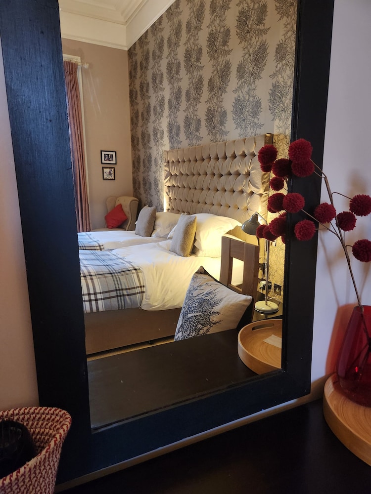 ROOM, KING BED