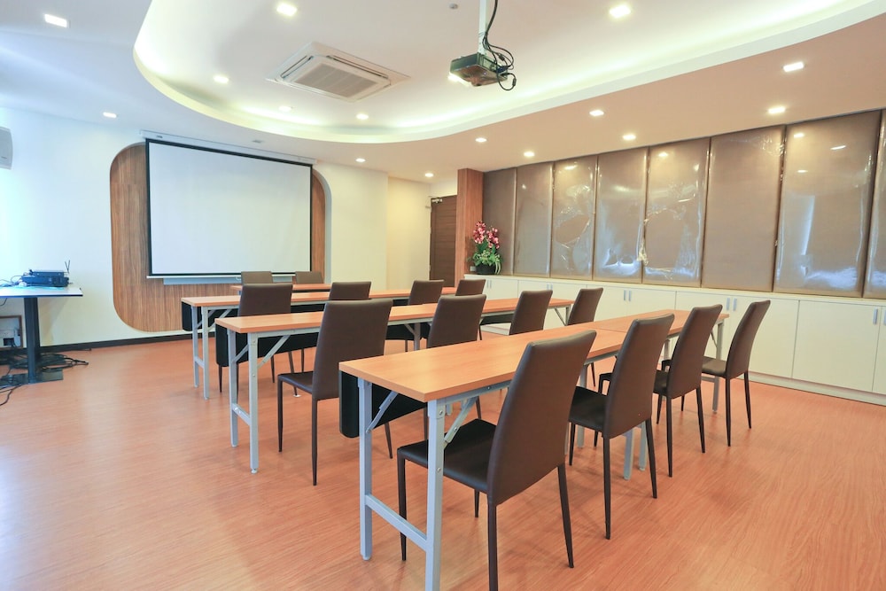 Crystal Suites Suvarnabhumi Airport 55/63