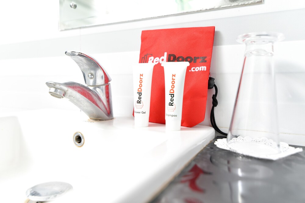 Reddoorz Plus Near Mall Bali Galeria 2 27/35