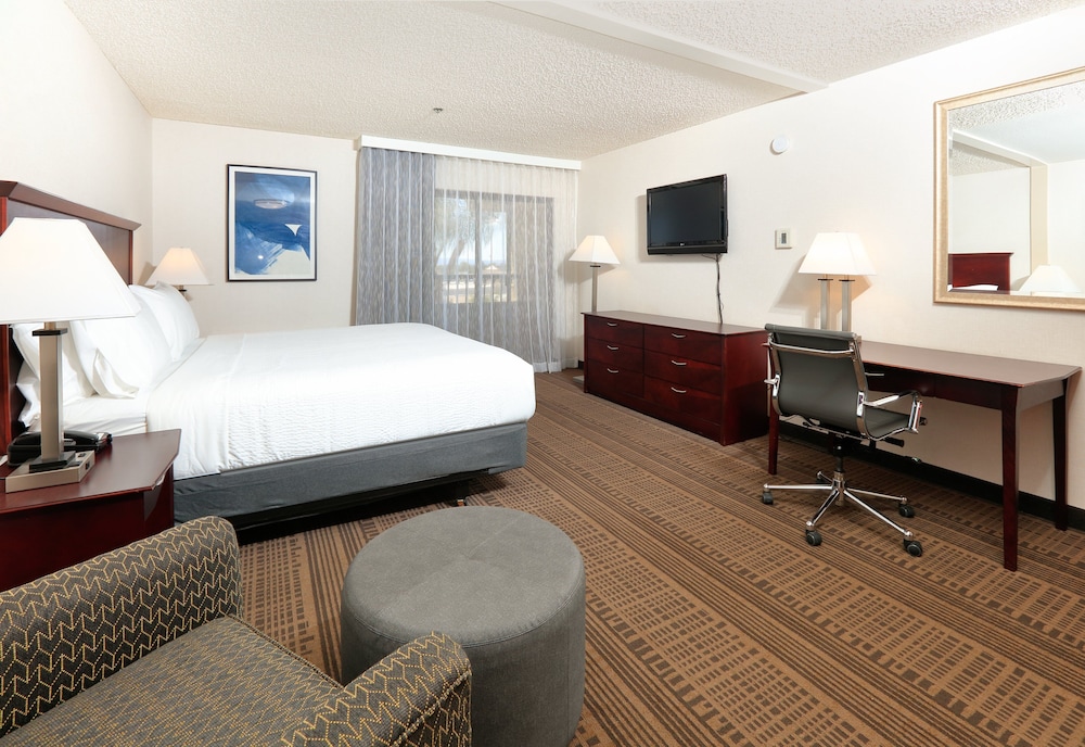 Holiday Inn Hotel And Suites 27/66