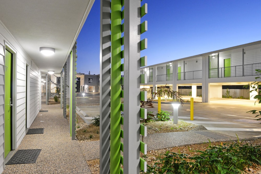 Mackay Oceanside Central Hotel 45/51