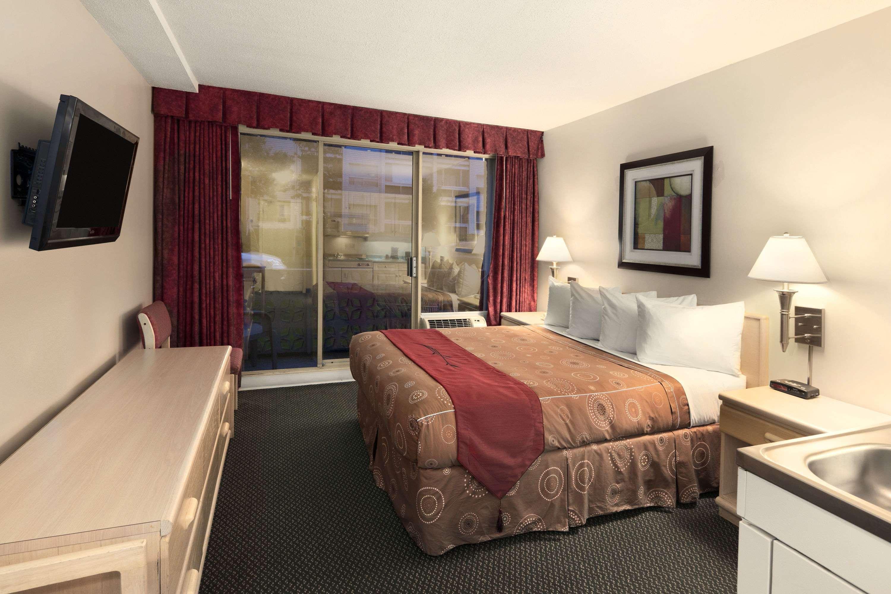 Efficiency, Queen Bed