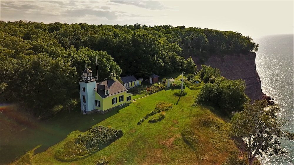 Pictured Rocks Inn & Suites 64/70