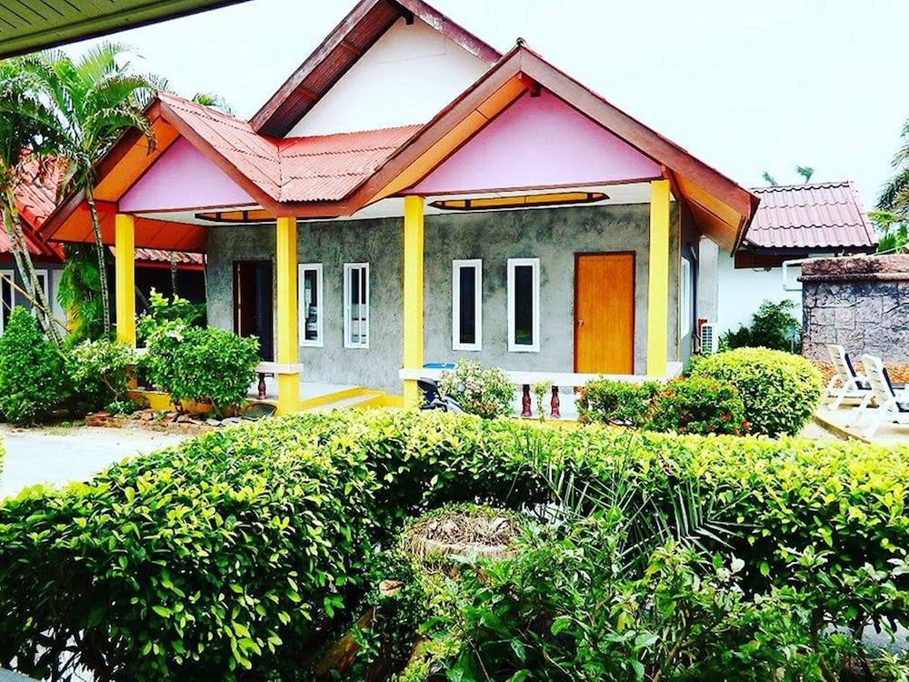Lanta New Beach Bungalows 5/50