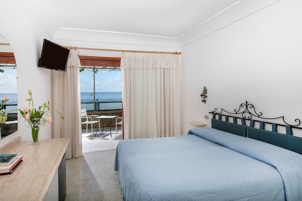 STANDARD, DOUBLE BED, SEA VIEW, BALCONY