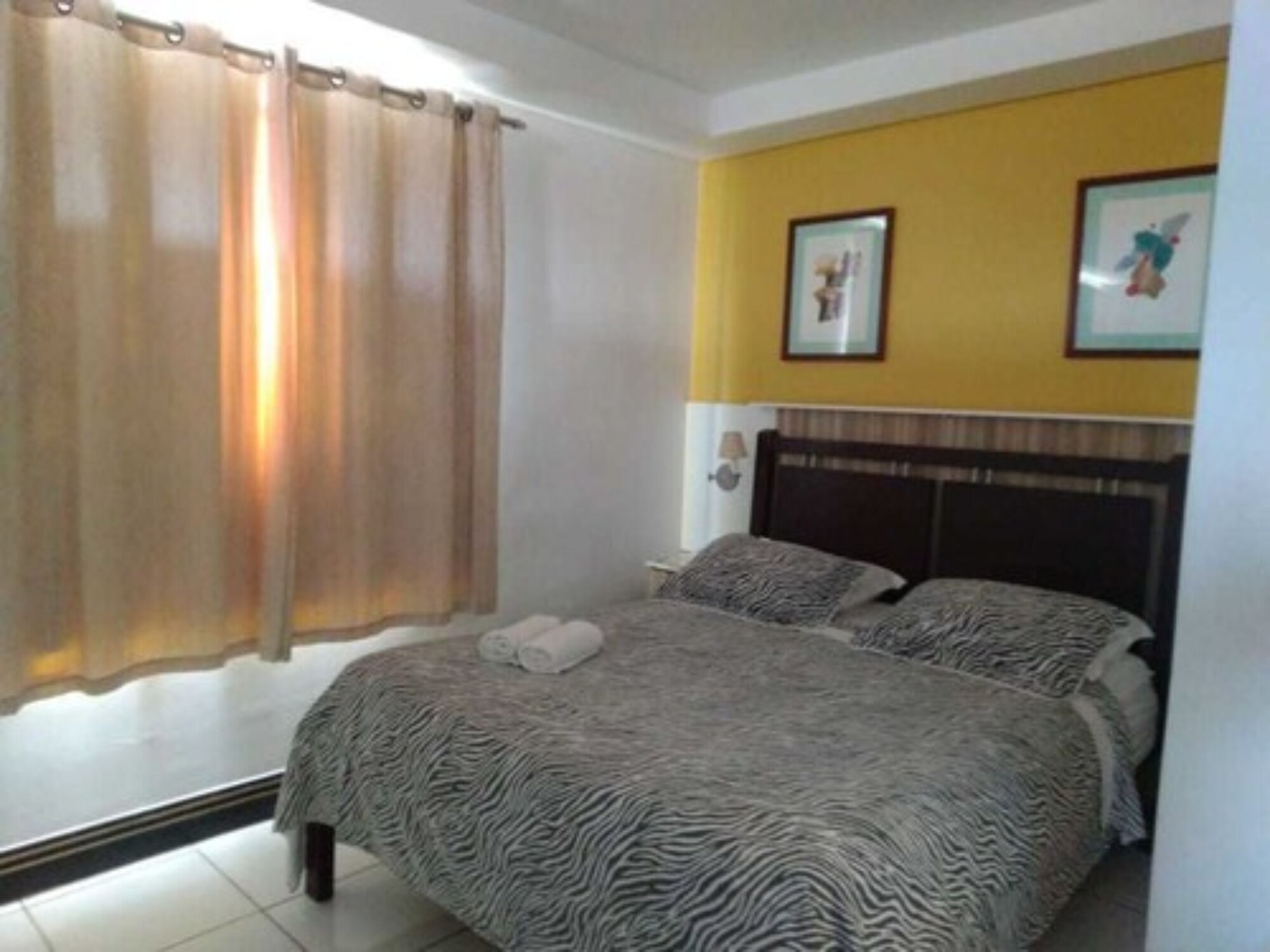 ROOM, TWIN BEDS
