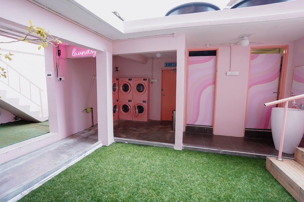 Pink Cabana Hotel 76/78