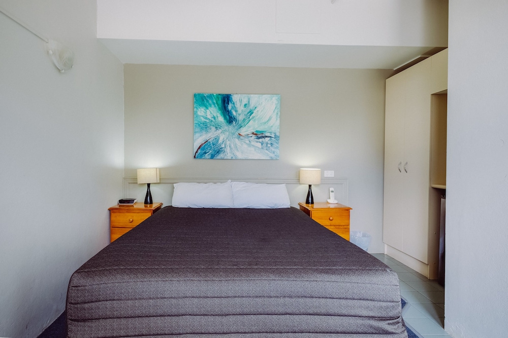 ARTESIAN SPA MOTEL 19/48