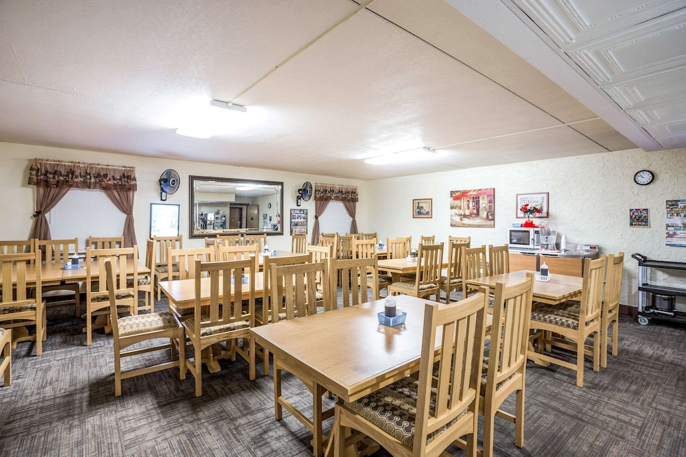 Rodeway Inn Branson, Brick House 29/35