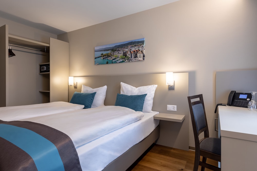 ROOM, DOUBLE BED