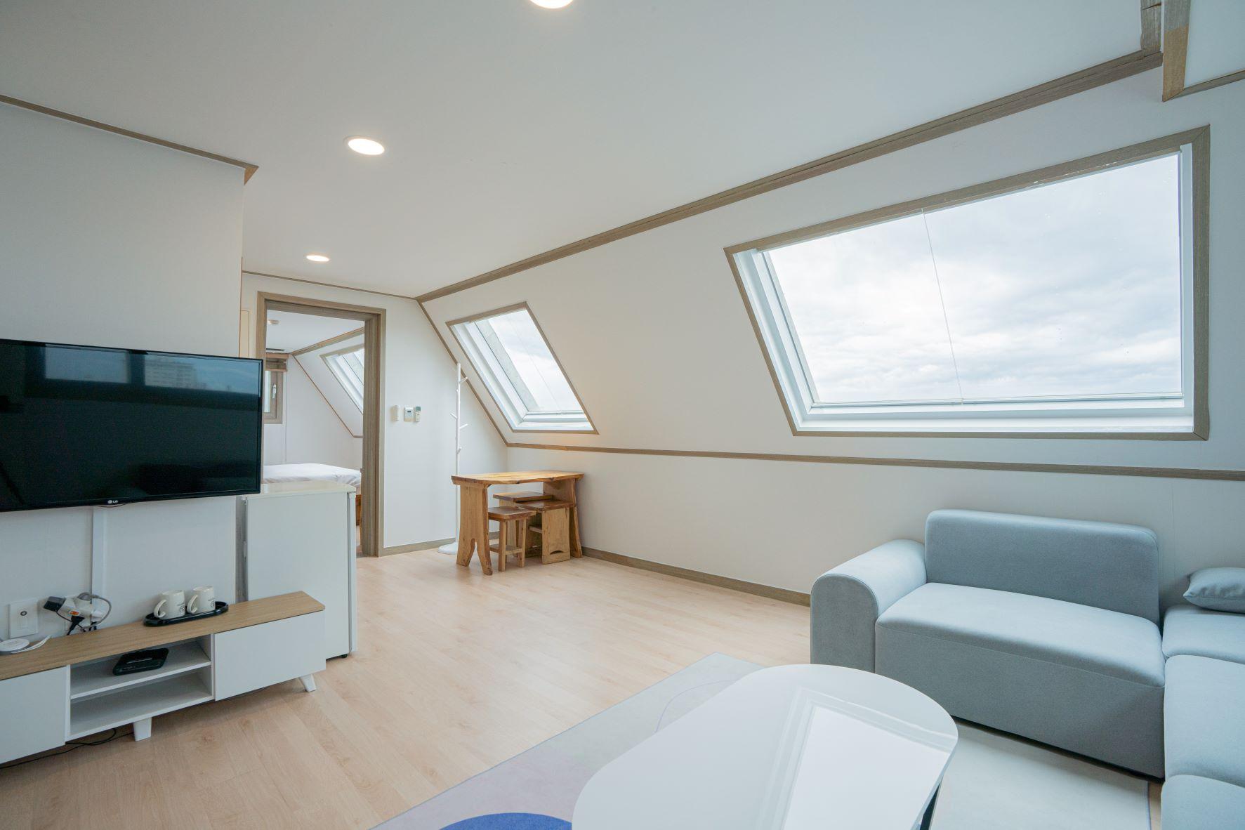 SKY, SUITE