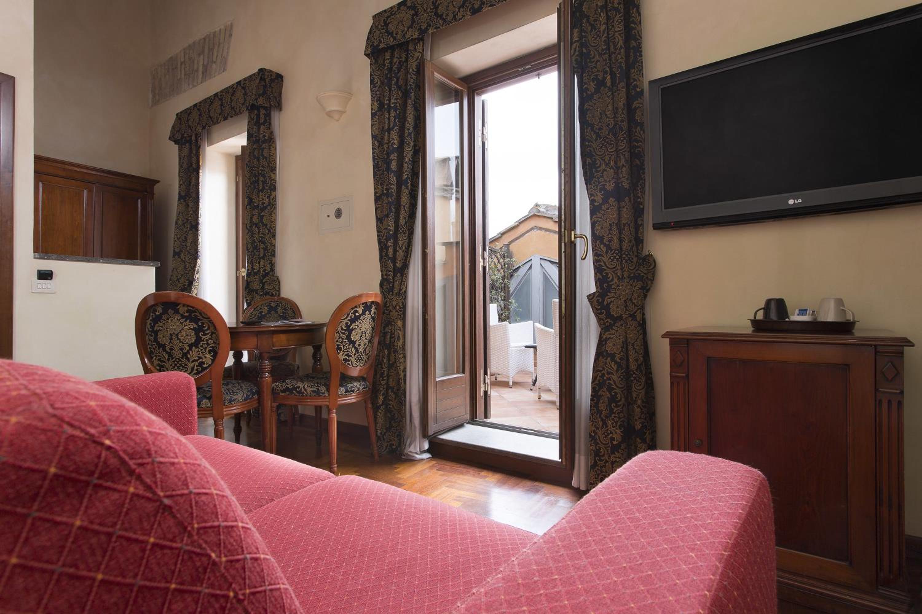 جناح جونيور بشرفة، Hotel Teatro Pace 4/6