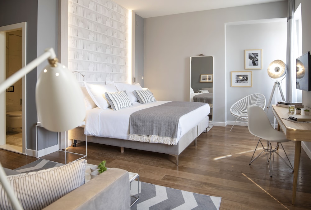 CLASSIC, DOUBLE BED, PARTIAL SEA VIEW