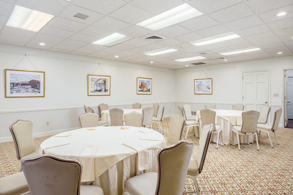 The Farmington Inn &amp; Suites 44/54