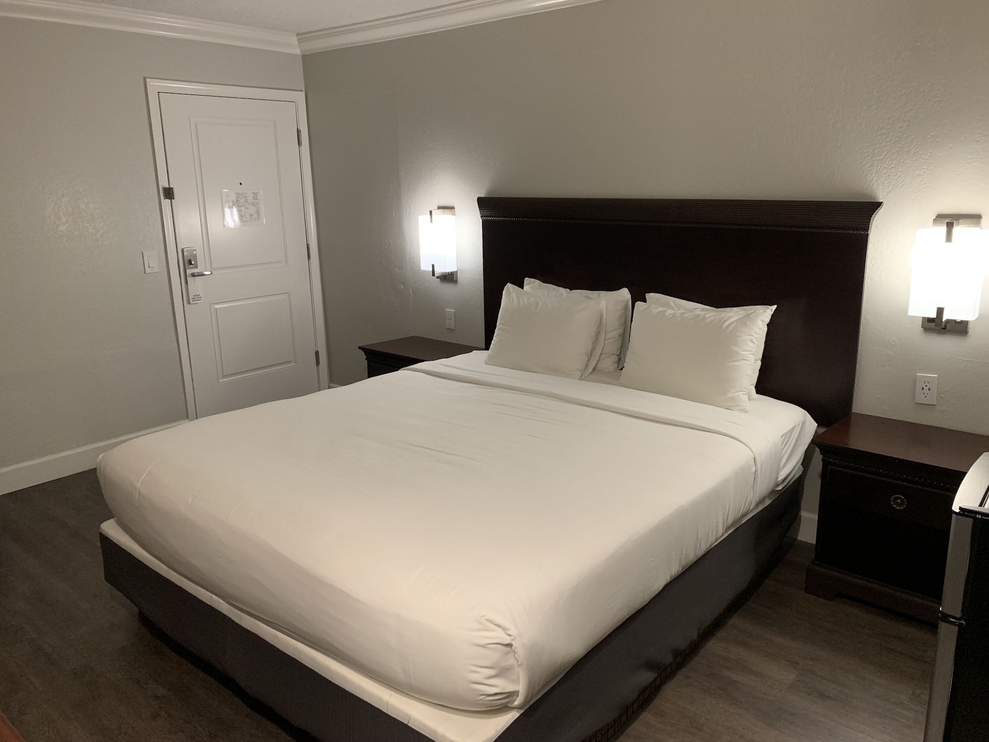 ROOM, KING BED