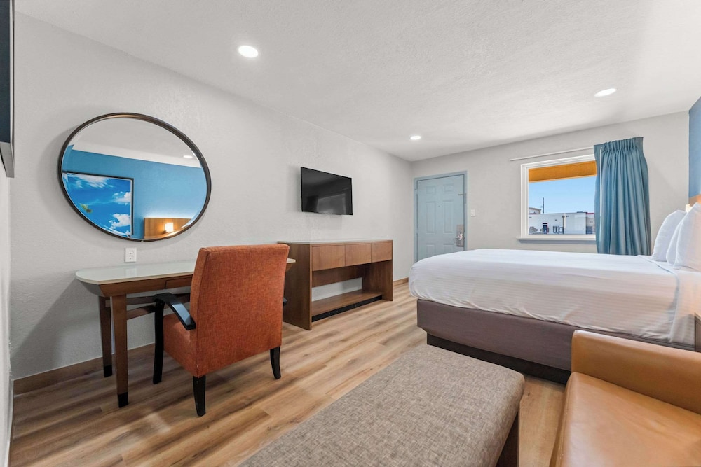 Econo Lodge Inn & Suites Sealy 36/52