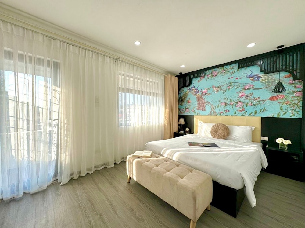 JUNIOR SUITE, QUEEN BED, CITY VIEW, BALCONY