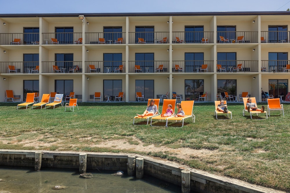The Bay Resort 4/50