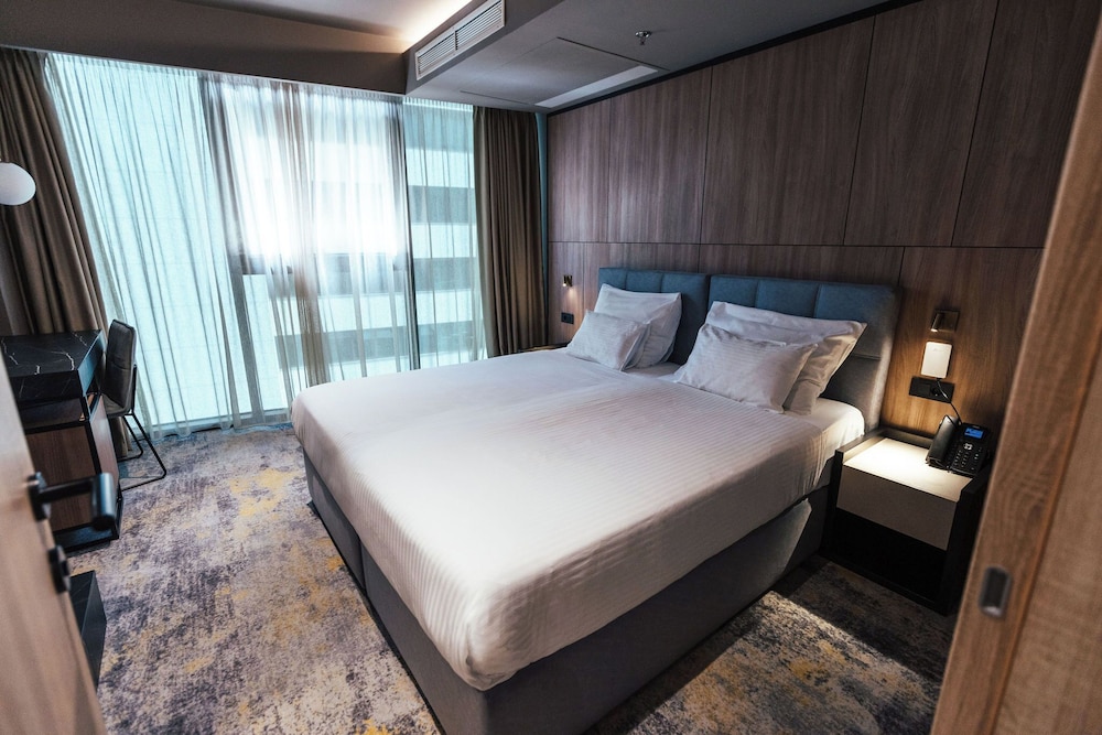 SENIOR, SUITE, DOUBLE BED, SOFA