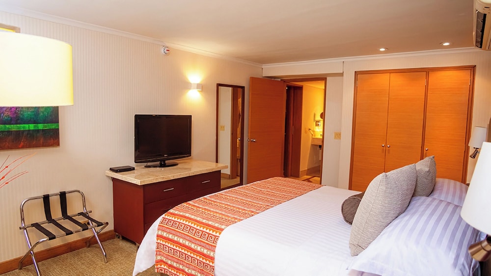 BUSINESS, SUITE, QUEEN BED, CITY VIEW, SOFA, KITCHEN