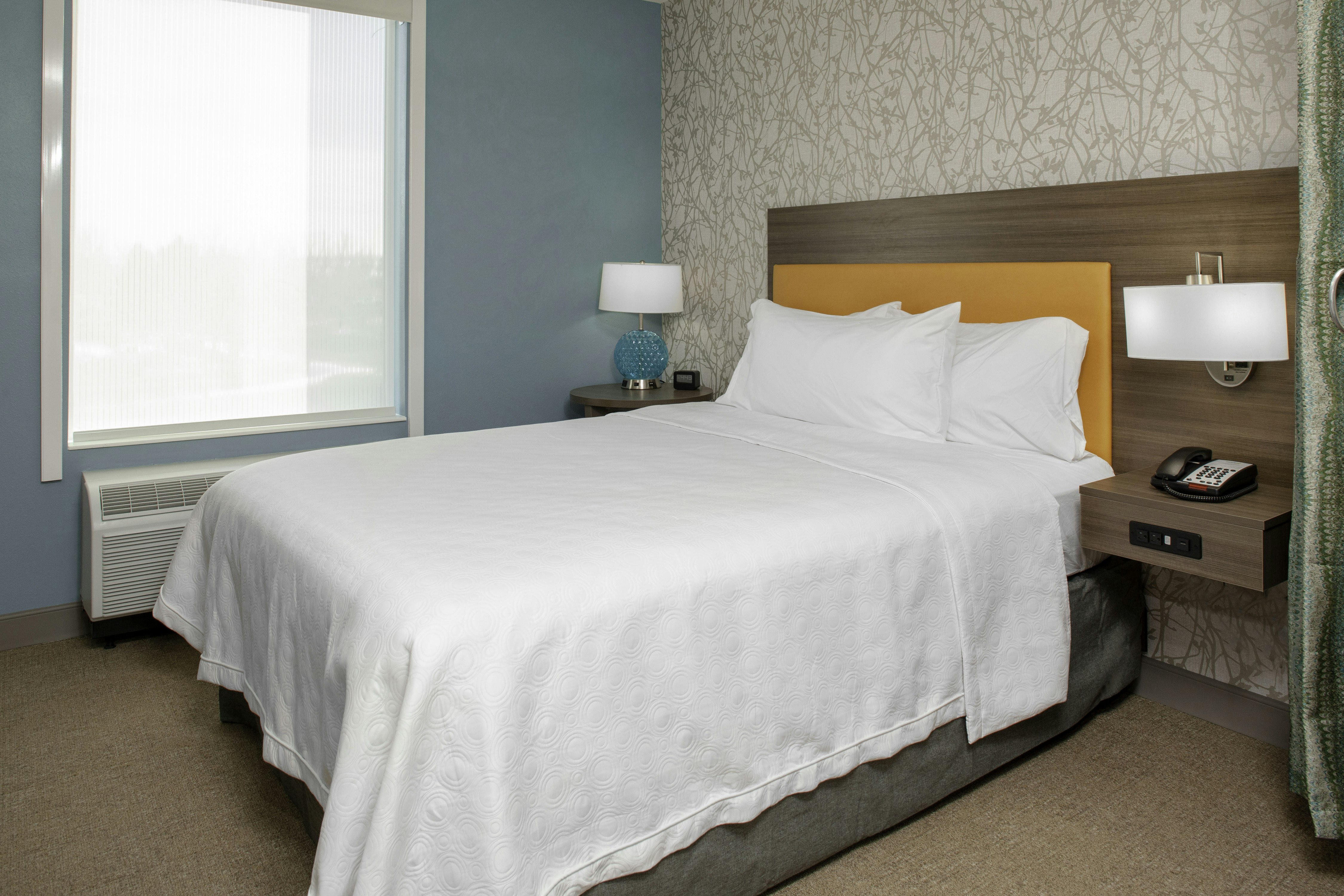 Studio, Queen Bed, Accessible