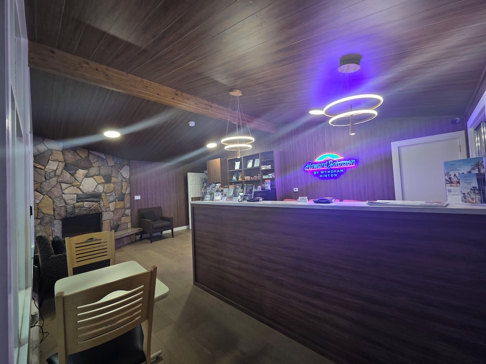Howard Johnson by Wyndham Hinton 41/64