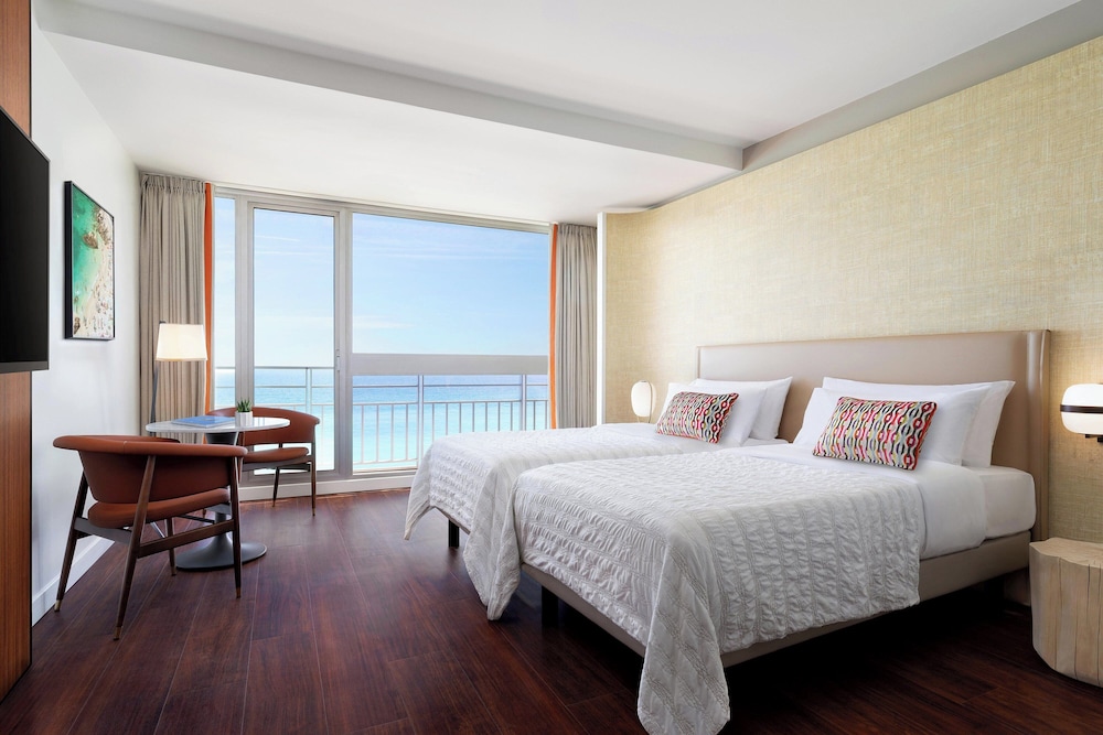 DELUXE, KING BED, CITY VIEW, BALCONY