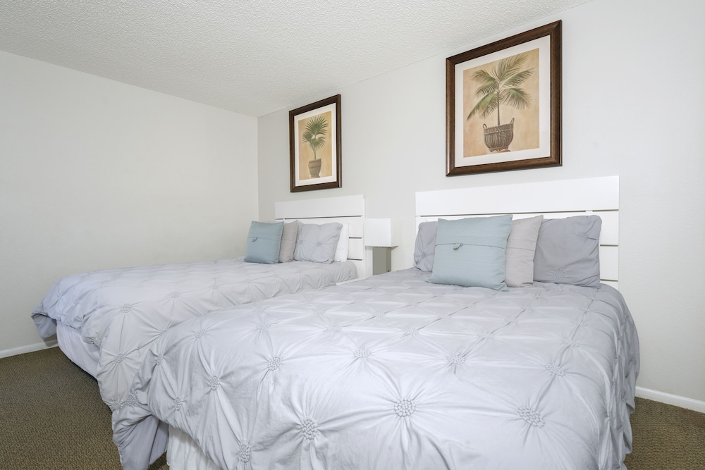 Parc Corniche Condominium Suites 13/62