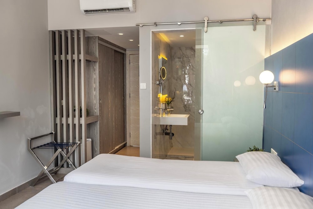 ROOM, TWIN BEDS