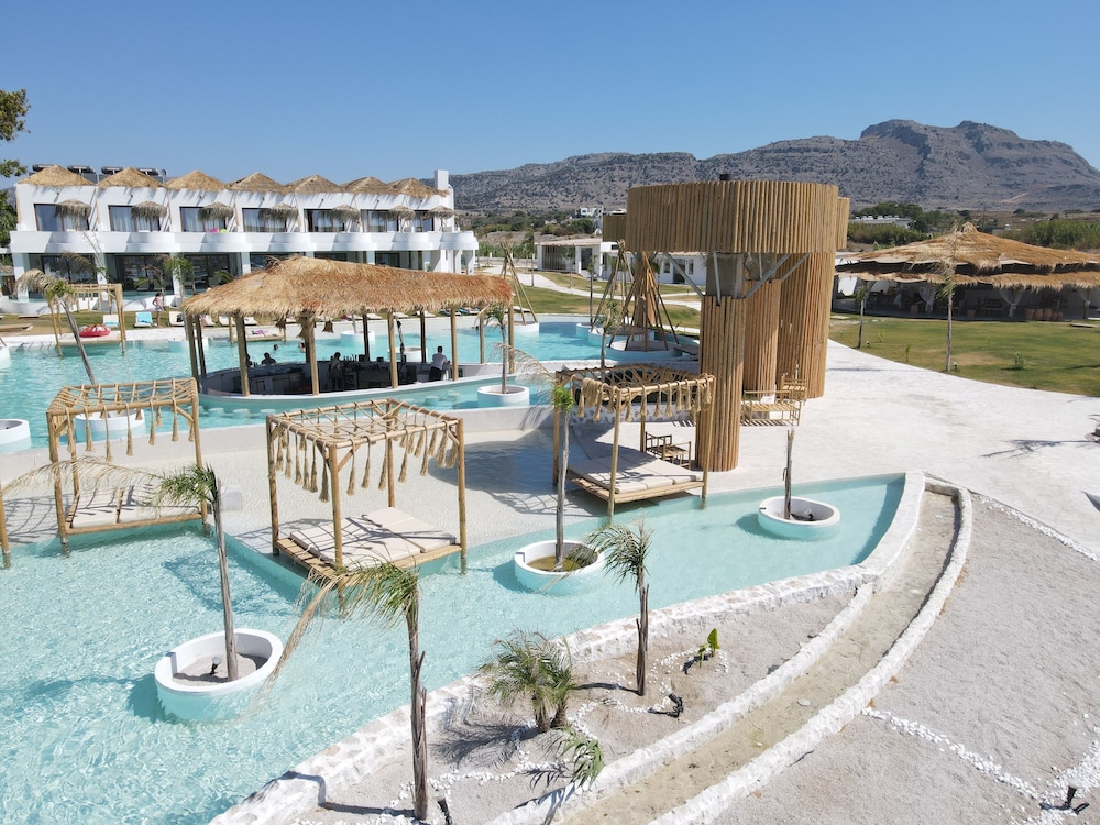 Alia Luxury Suites and Spa 163/169