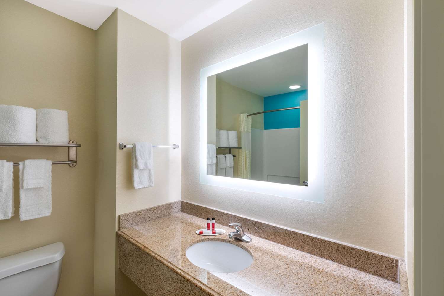 Howard Johnson by Wyndham Houma 35/36