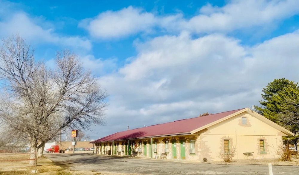 Hotel O Hillcrest Norton KS Hwy 36 in NORTON - KS